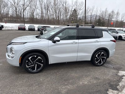 2024 Mitsubishi Outlander Base