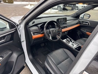 2024 Mitsubishi Outlander Base