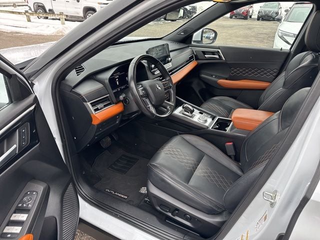 2024 Mitsubishi Outlander Base